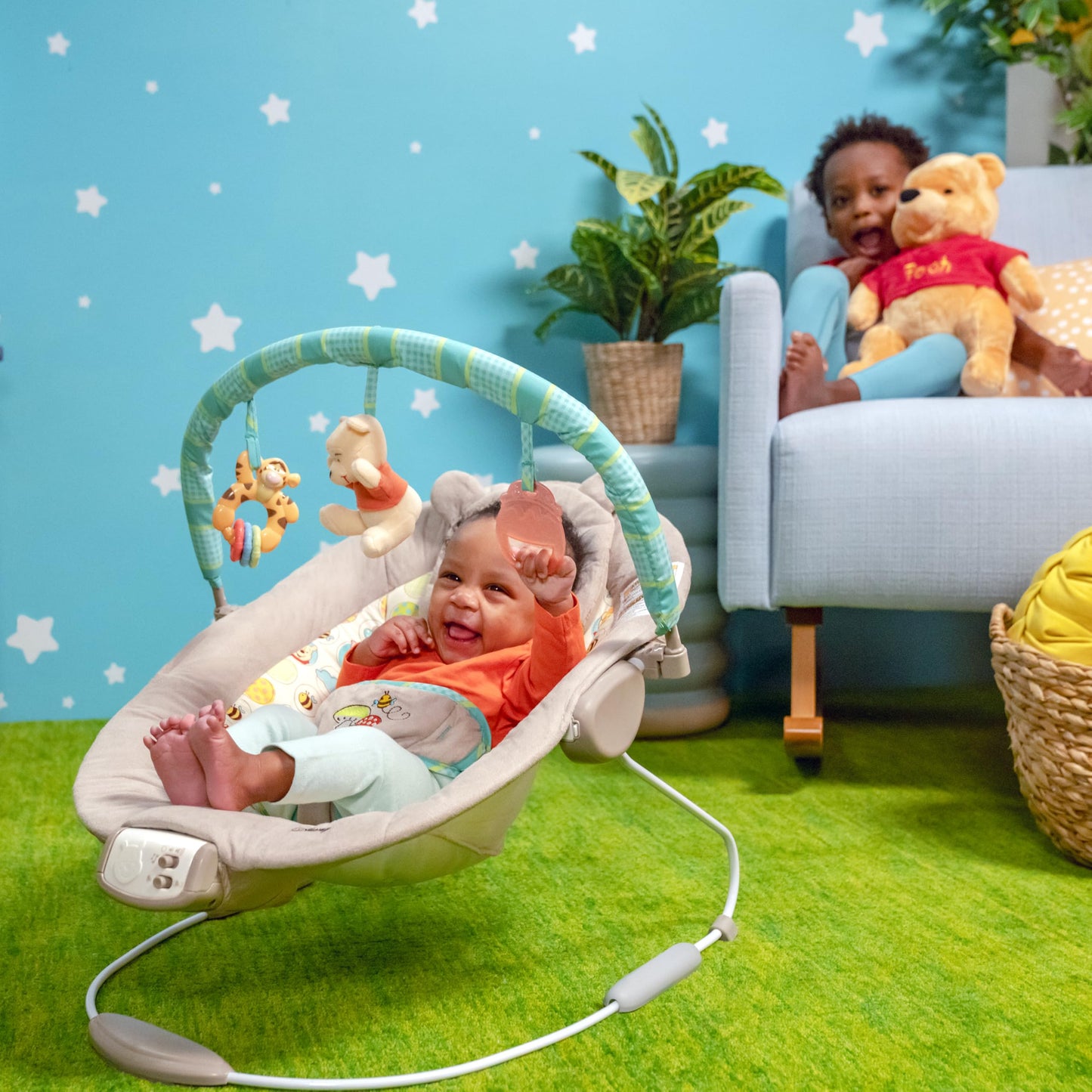 Bright Starts, Disney Baby, Winnie the Pooh Babywippe Babyschaukel mit Vibrationen, Automatischer Ausschaltfunktion, Melodien, Lautstärkeregler, Abnehmbarer Kopfstütze und Spielbogen