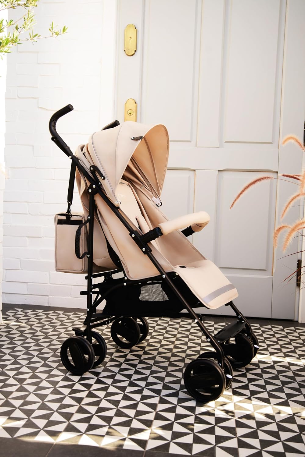 MoMi AKIRA Kinderbuggy Kinderwagen ab 6 Monaten (bis 15 kg), verstellbarer 5-Punkt-Sicherheitsgurt, Babytasche, Einkaufskorb, Regen- und Insektenschutz.