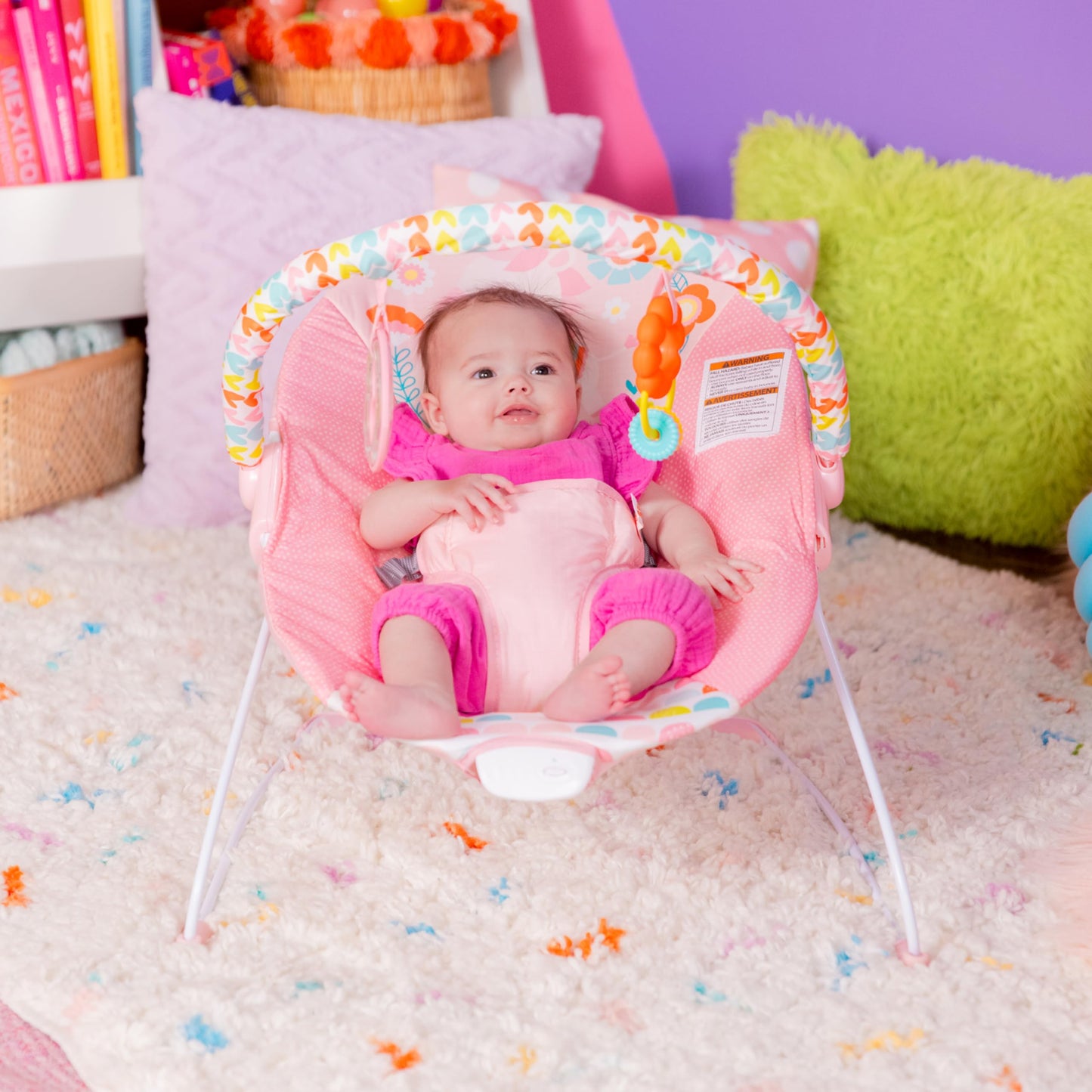 Bright Starts, Babywippe Babyschaukel Safari Fun mit Beruhigenden Vibrationen, Spielbogen mit 2 Spielzeugen, 3-Punkte-Gurt Sitz, Maschinenwaschbares Sitzpolster, ab der Geburt bis 9kg
