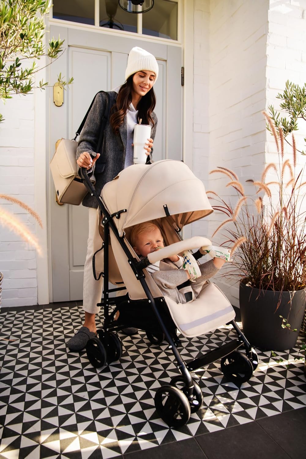 MoMi AKIRA Kinderbuggy Kinderwagen ab 6 Monaten (bis 15 kg), verstellbarer 5-Punkt-Sicherheitsgurt, Babytasche, Einkaufskorb, Regen- und Insektenschutz.