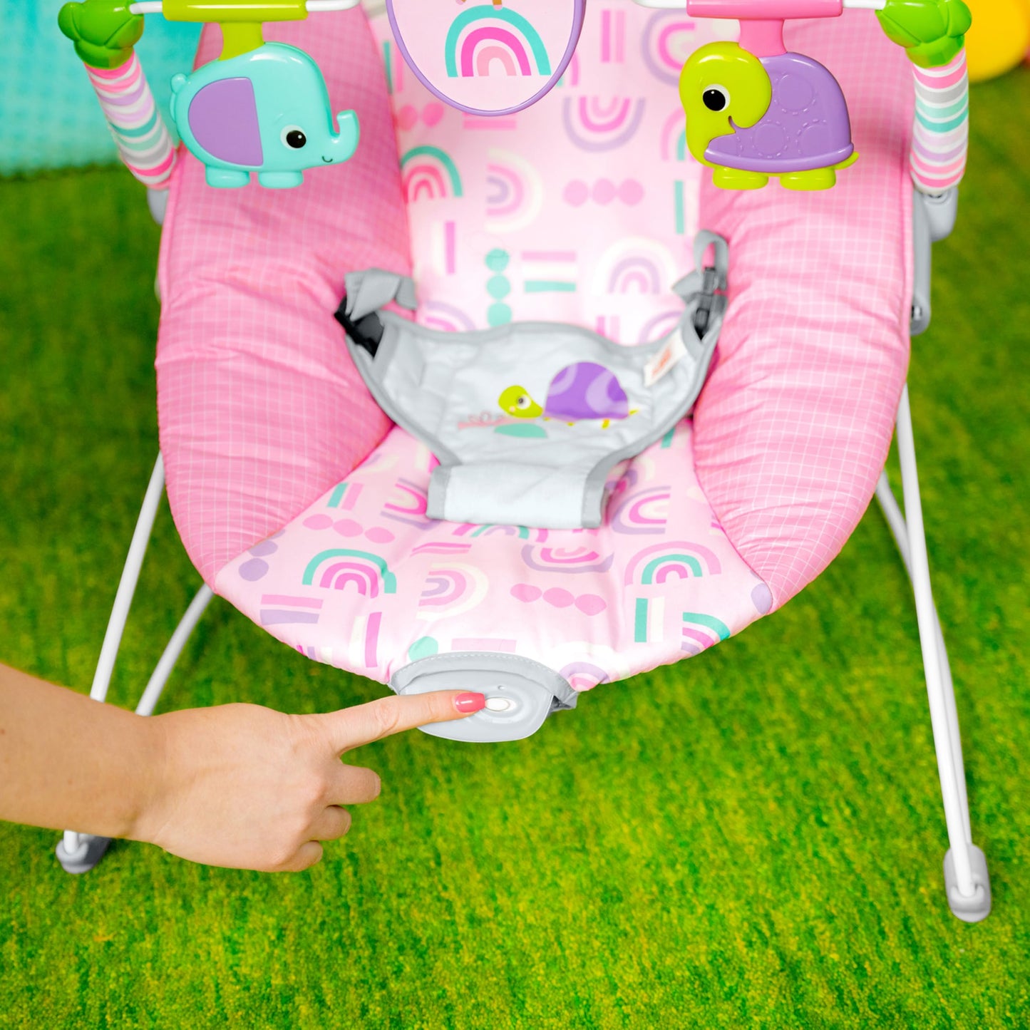 Bright Starts, Babywippe Babyschaukel Safari Fun mit Beruhigenden Vibrationen, Spielbogen mit 2 Spielzeugen, 3-Punkte-Gurt Sitz, Maschinenwaschbares Sitzpolster, ab der Geburt bis 9kg
