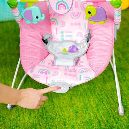 Bright Starts, Babywippe Babyschaukel Safari Fun mit Beruhigenden Vibrationen, Spielbogen mit 2 Spielzeugen, 3-Punkte-Gurt Sitz, Maschinenwaschbares Sitzpolster, ab der Geburt bis 9kg