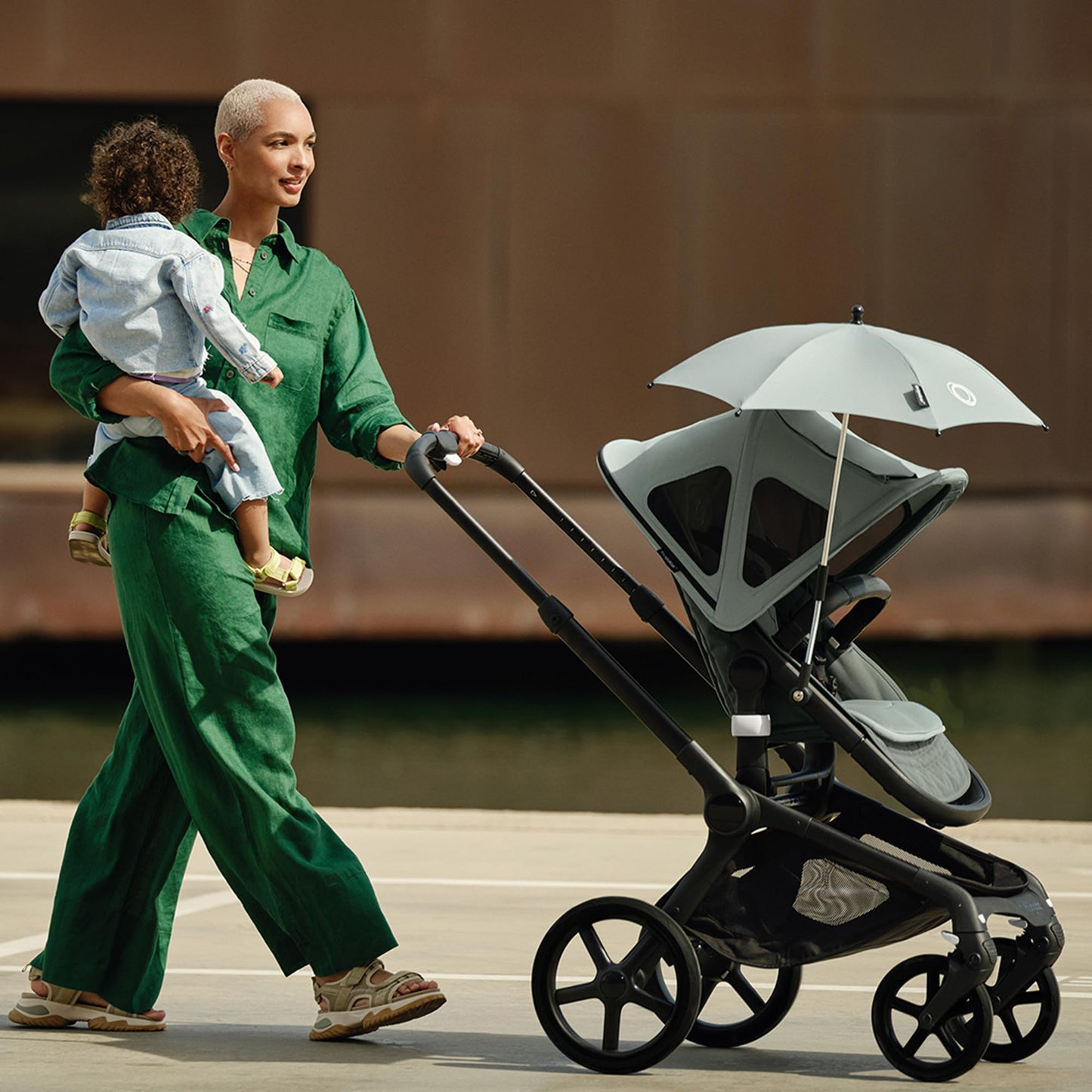 Bugaboo Sonnenschirm+, kompatibel mit allen Bugaboo Kinderwagen, mit UPF 50+ Schutz gegen UV-Strahlen, große Schattenfläche, Verbindung mit einem Klick & leicht verstellbarer Mechanismus, Desert Taupe