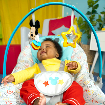 Bright Starts, Disney Baby Minnie Mouse Forever Besties, Wippe für Babies und Kleinkinder, mit beruhigenden Vibrationen, abnehmbarem Spielzeugbogen und 2 Spielzeugen, rose, 12209
