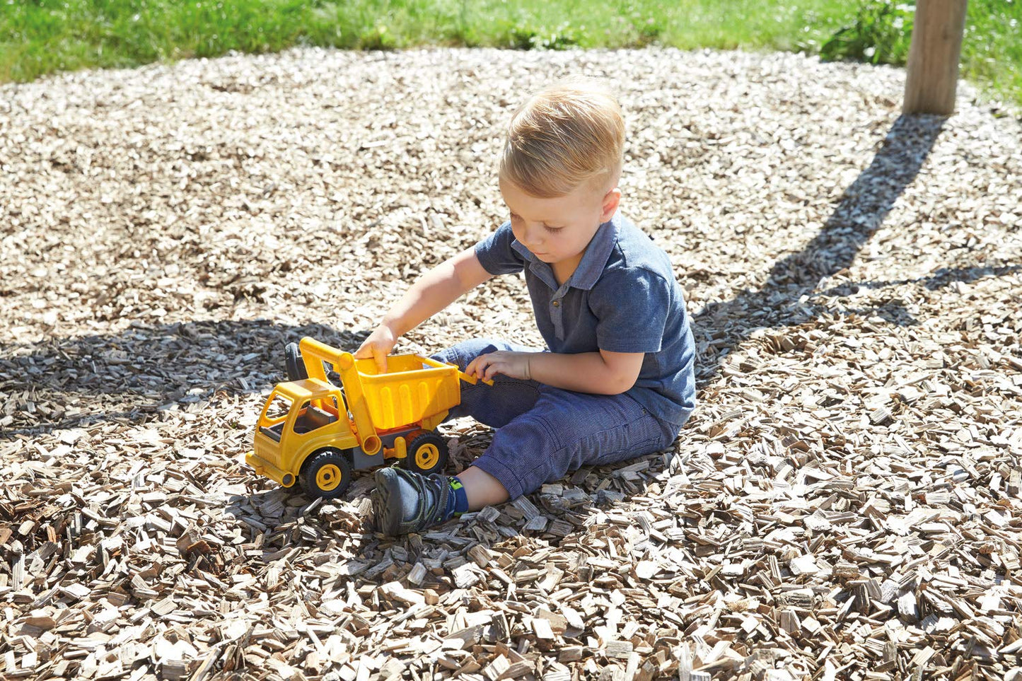 Lena 4210 EcoActives LKW Kipper, Baustellenfahrzeug ca. 27 cm, robuster Kipplaster, Muldenkipper für Kinder ab 2 Jahre, Spielfahrzeug in gelb