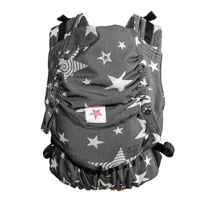 KOKADI Flip X Diorite Stars (Unisize)-Perfekte Kombi aus Fullbuckle & dem Tragen überkreuzt -Ab Geburt - 15 kg,handgefertigt aus 100%Bio-Baumwolle –Ergonomische Babybauchtrage Rückentrage Tragetasche