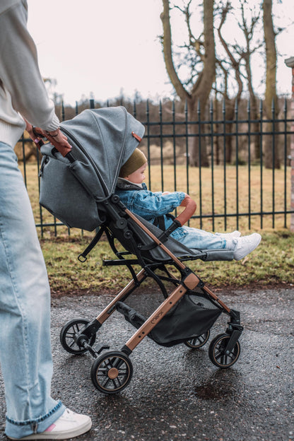 MoMi ESTELLE Reise Buggy Klein Zusammenklappbar - Kinderwagen Klappbar für Kinder bis 15kg ab 6 Monaten - Reisebuggy mit Liegefunktion - Kinderbuggy Leicht 7,5kg - 5-Punkt-Sicherheitsgurt