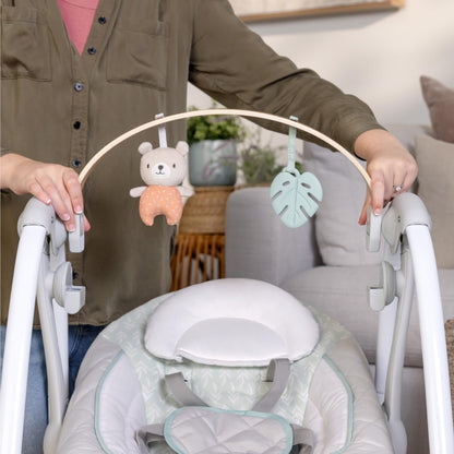 Ingenuity Hugs & Hoots zusammenklappbare & tragbare Babyschaukel, 5 Schaukelgeschwindigkeiten, 8 Melodien, 3 Naturgeräusche, Lautstärkeregulierung und Spielzeugbügel, ab der Geburt bis 9kg