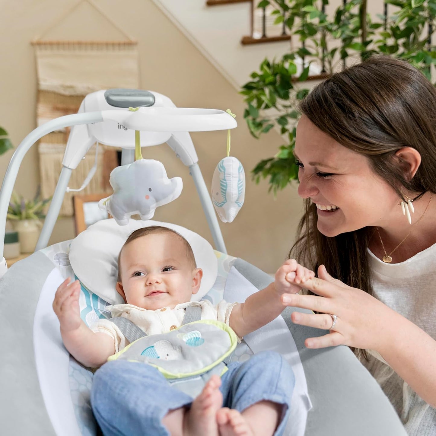 Ingenuity, Everston Babyschaukel, 180° drehbar, 3 Schaukelrichtungen und 6 -geschwindigkeiten, spielt 8 Melodien und weißes Rauschen, ab der geburt bis 9kg