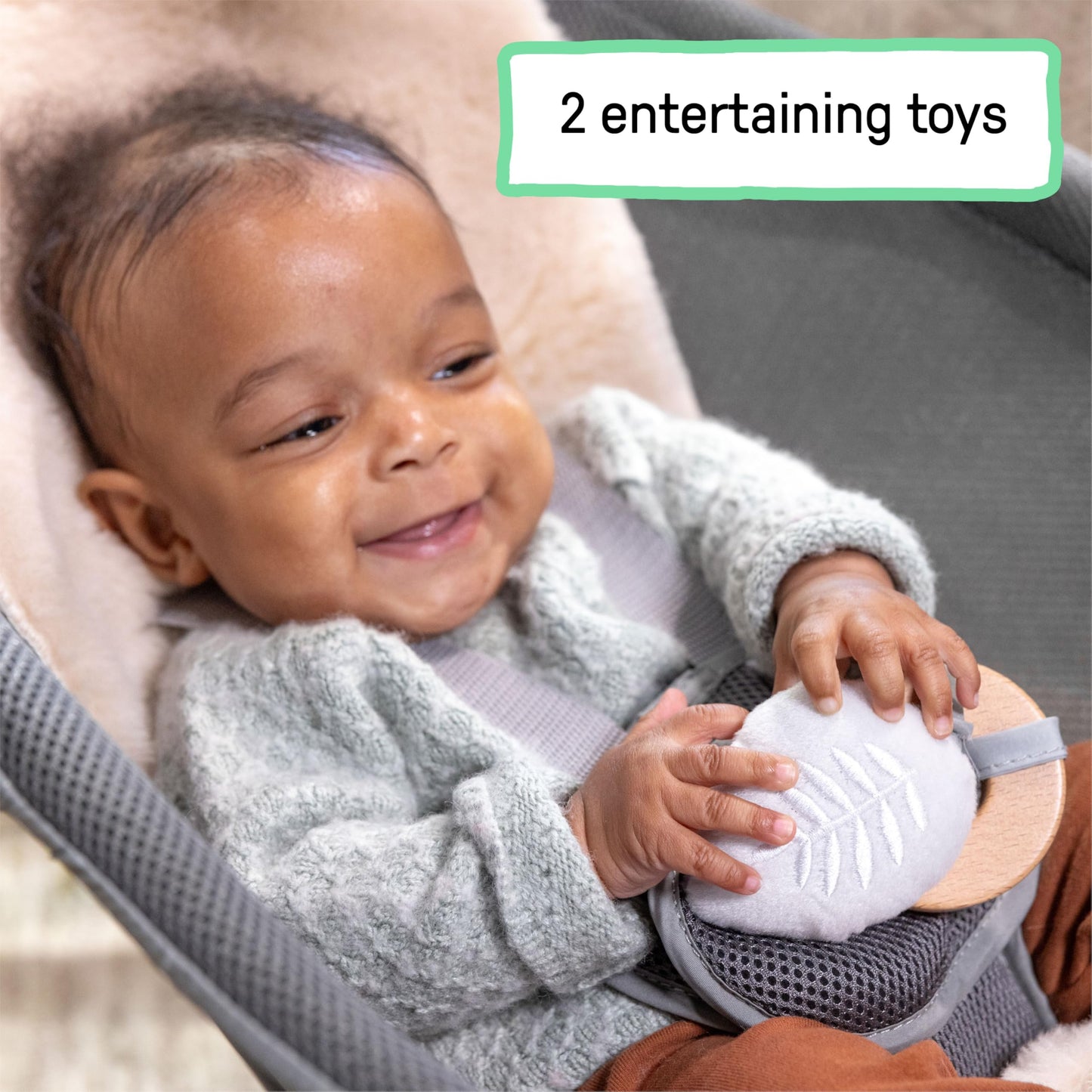 Ingenuity, Cuddle Lamb Babywippe Babyschaukel mit Schaukelfunktion und Vibrationen, Spielbogen mit 2 Plüsch Spielzeug, Musik, 4 Naturgeräuschen und Lautstärkeregler, ab Geburt bis 18 kg