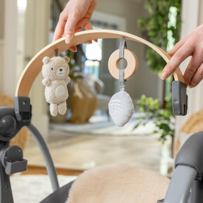 Ingenuity Hugs & Hoots zusammenklappbare & tragbare Babyschaukel, 5 Schaukelgeschwindigkeiten, 8 Melodien, 3 Naturgeräusche, Lautstärkeregulierung und Spielzeugbügel, ab der Geburt bis 9kg