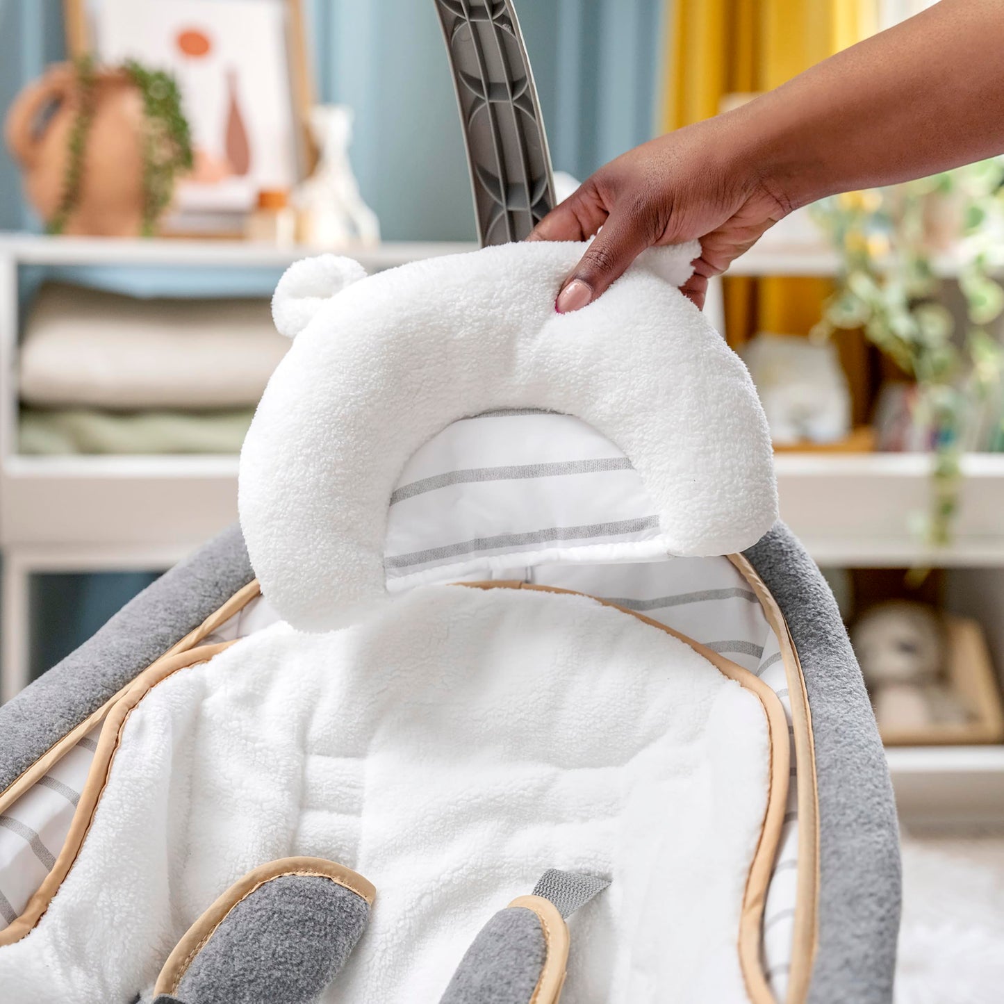 Ingenuity, Cuddle Lamb Babywippe Babyschaukel mit Schaukelfunktion und Vibrationen, Spielbogen mit 2 Plüsch Spielzeug, Musik, 4 Naturgeräuschen und Lautstärkeregler, ab Geburt bis 18 kg