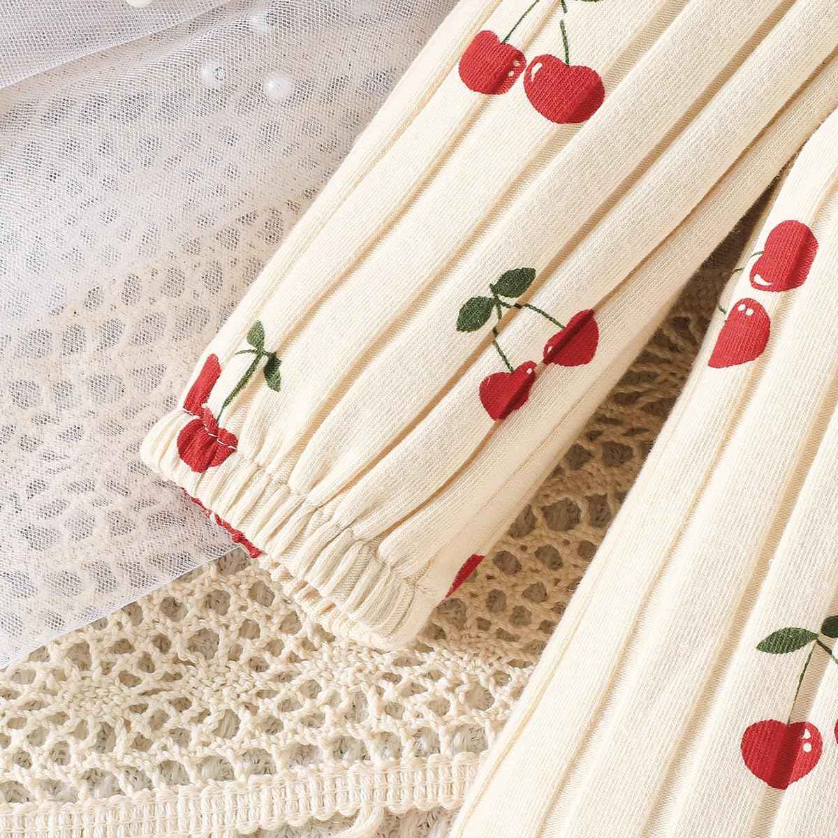 LUVCES Neugeborenes Mädchen Erdbeerkleid Valentinstag Outfit Langarm Rippstrick Kleid mit Herzchenprint mit Stirnband und Söckchen Bekleidungsset