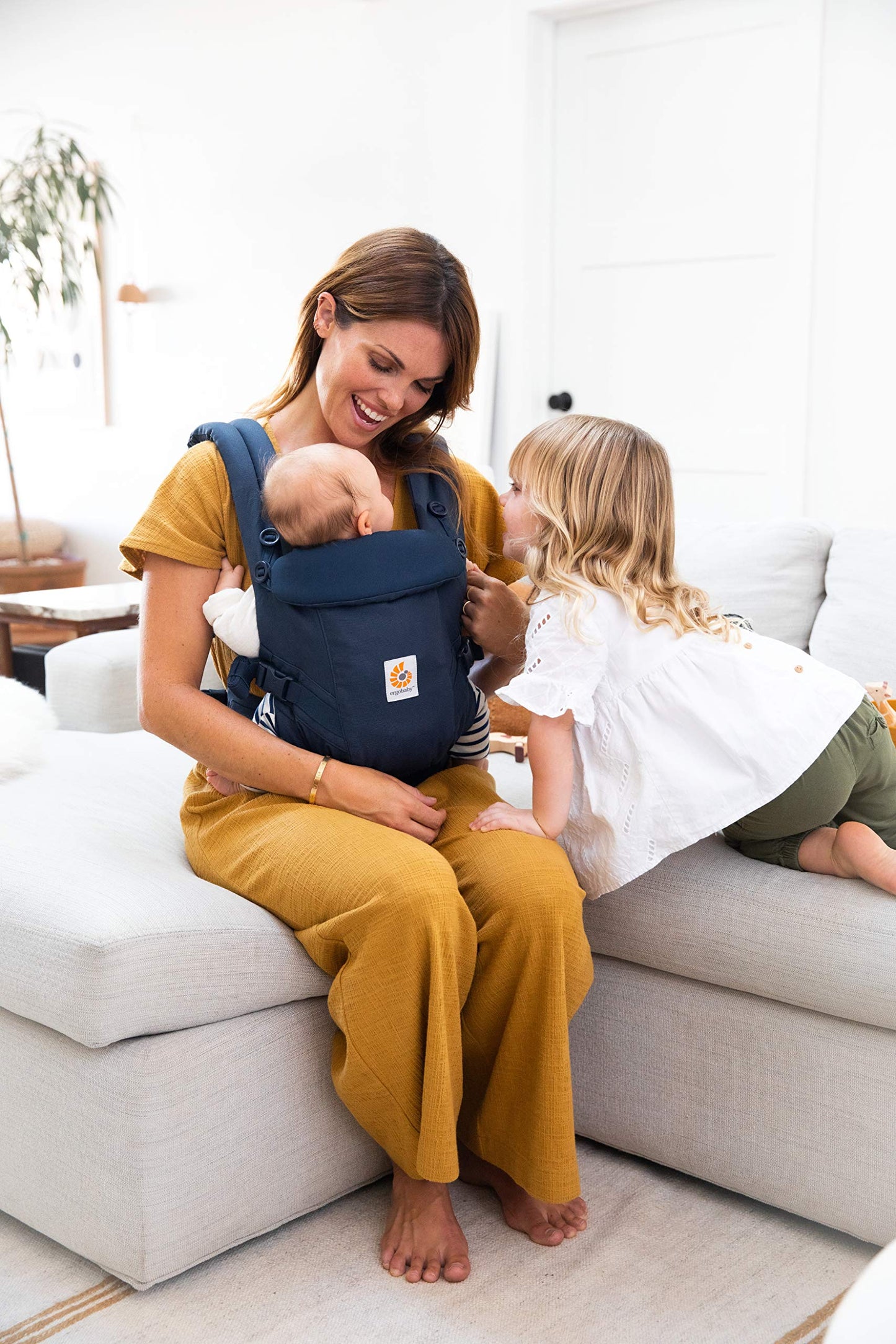 Ergobaby Adapt Babytrage für Neugeborene ab Geburt, 3-Positionen SoftFlex Mesh Ergonomische Babybauchtrage Rückentrage Baby-Tragetasche, Natural Beige, 1 Einheit