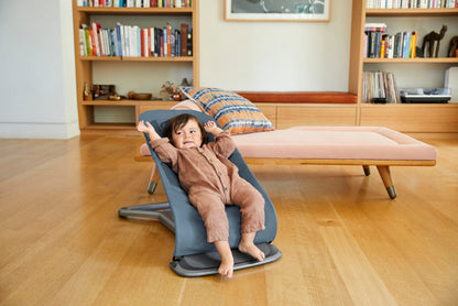 Ergobaby 3-in-1 Evolve Bouncer, Ergonomische Babywippe für Neugeborene ab Geburt bis zum Kleinkind, Babyschaukel mit Neugeboreneneinsatz (2,5 kg - 13,2 kg), Midnight Blue
