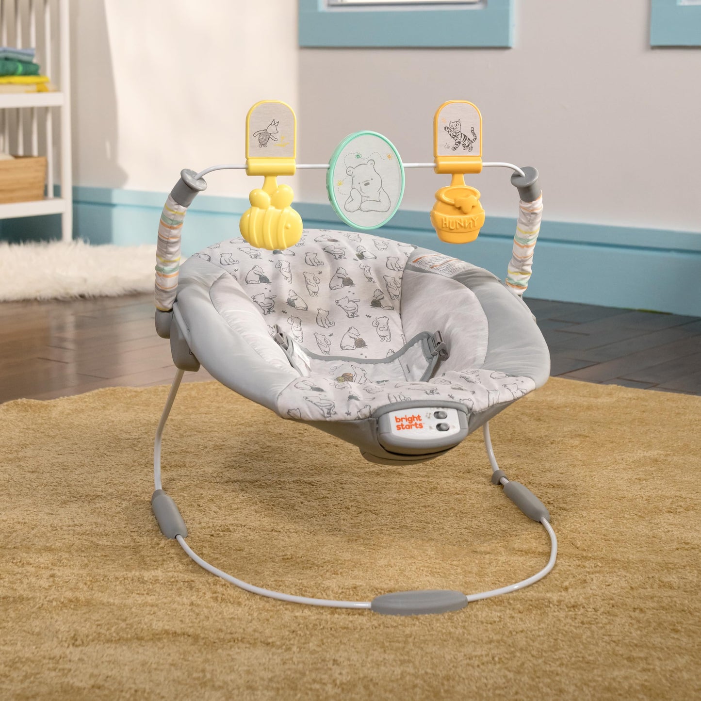Bright Starts, Disney Baby, Winnie the Pooh Babywippe Babyschaukel mit Vibrationen, Automatischer Ausschaltfunktion, Melodien, Lautstärkeregler, Abnehmbarer Kopfstütze und Spielbogen