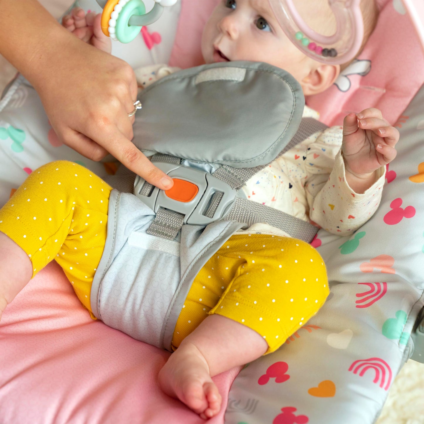 Bright Starts, Disney Baby Minnie Mouse Forever Besties, Wippe für Babies und Kleinkinder, mit beruhigenden Vibrationen, abnehmbarem Spielzeugbogen und 2 Spielzeugen, rose, 12209
