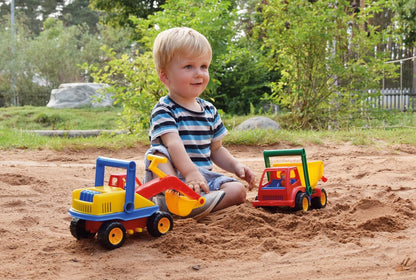Lena 04151 Aktiv Bagger, ca. 35cm, mit beweglicher Lena Spielfigur, Baustellen Spielfahrzeug für Kinder ab 2 Jahre, robuster Schaufelbagger mit funktionstüchtigen Baggeram und Haltegriff