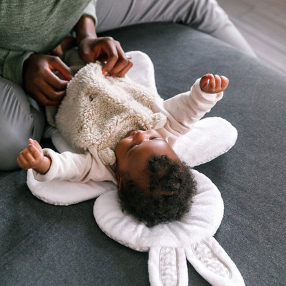 Ingenuity, InLighten Babywippe Babyschaukel mit Lichtern, Nate Bunny, Spielzeugleiste, Vibrationen, Geräuschen, Tummy Time Kissenmatte, bis zu 20 lbs, Neugeborenes+