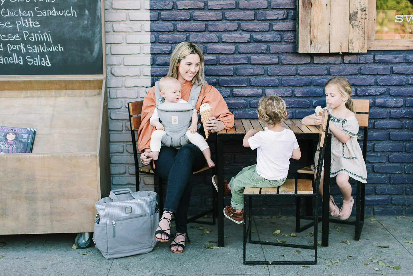 Ergobaby Babytrage, Omni 360 Cool Air Mesh mit 4 Positionen für Neugeborene bis Kleinkinder (0-4 Jahre), ergonomische Kindertrage und Rucksack, Mitternachtsblau