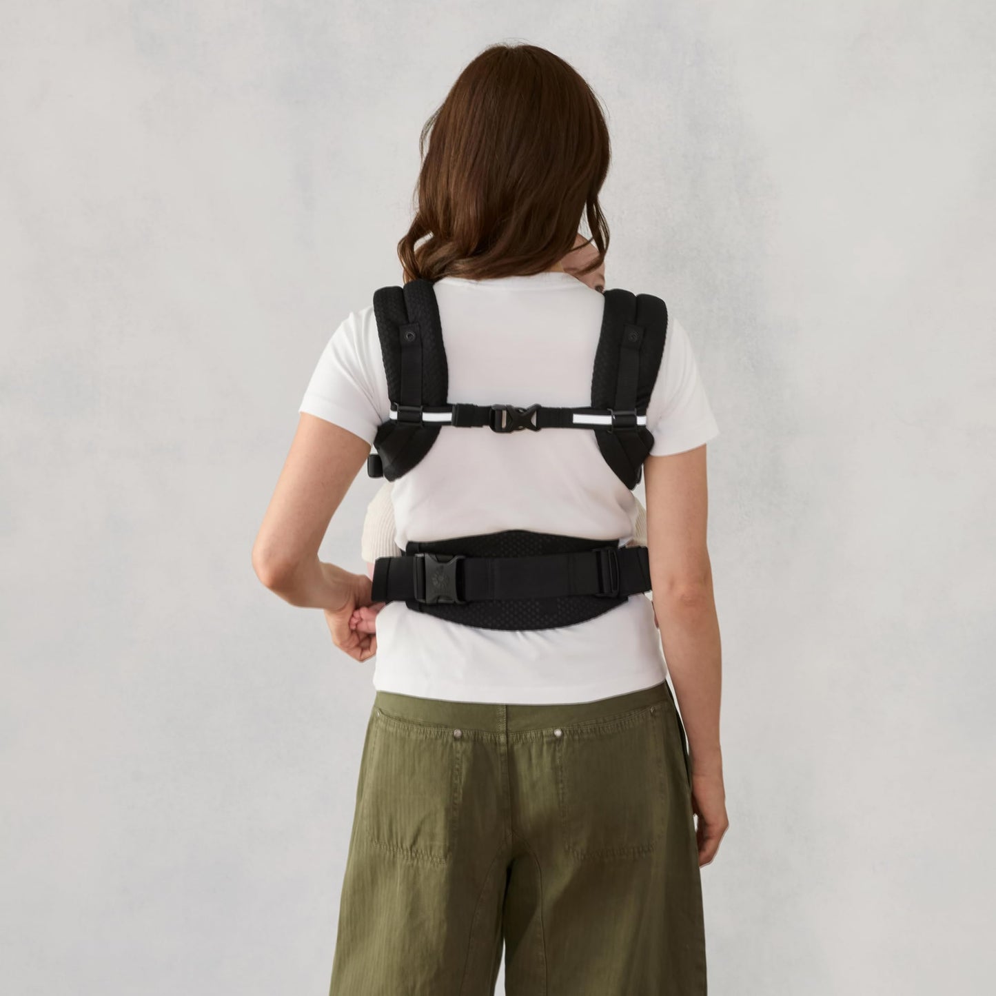 Ergobaby Adapt Babytrage für Neugeborene ab Geburt, 3-Positionen SoftFlex Mesh Ergonomische Babybauchtrage Rückentrage Baby-Tragetasche, Natural Beige, 1 Einheit