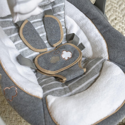 Ingenuity Hugs & Hoots zusammenklappbare & tragbare Babyschaukel, 5 Schaukelgeschwindigkeiten, 8 Melodien, 3 Naturgeräusche, Lautstärkeregulierung und Spielzeugbügel, ab der Geburt bis 9kg