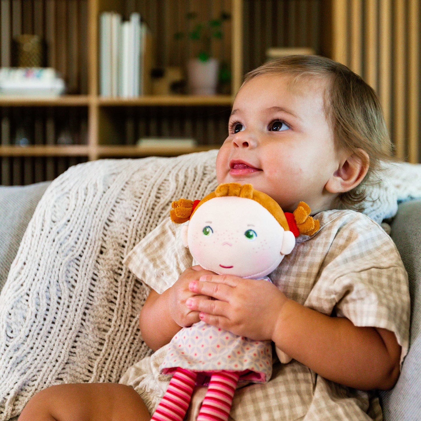 HABA Kuschelpuppe Roya – Weiche Stoffpuppe 25 cm, ideal für Babys und Kleinkinder – waschbar bei 30 °C, ab 6 Monaten – 1303730001