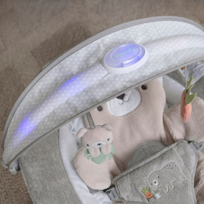 Ingenuity, InLighten Babywippe Babyschaukel mit Lichtern, Nate Bunny, Spielzeugleiste, Vibrationen, Geräuschen, Tummy Time Kissenmatte, bis zu 20 lbs, Neugeborenes+