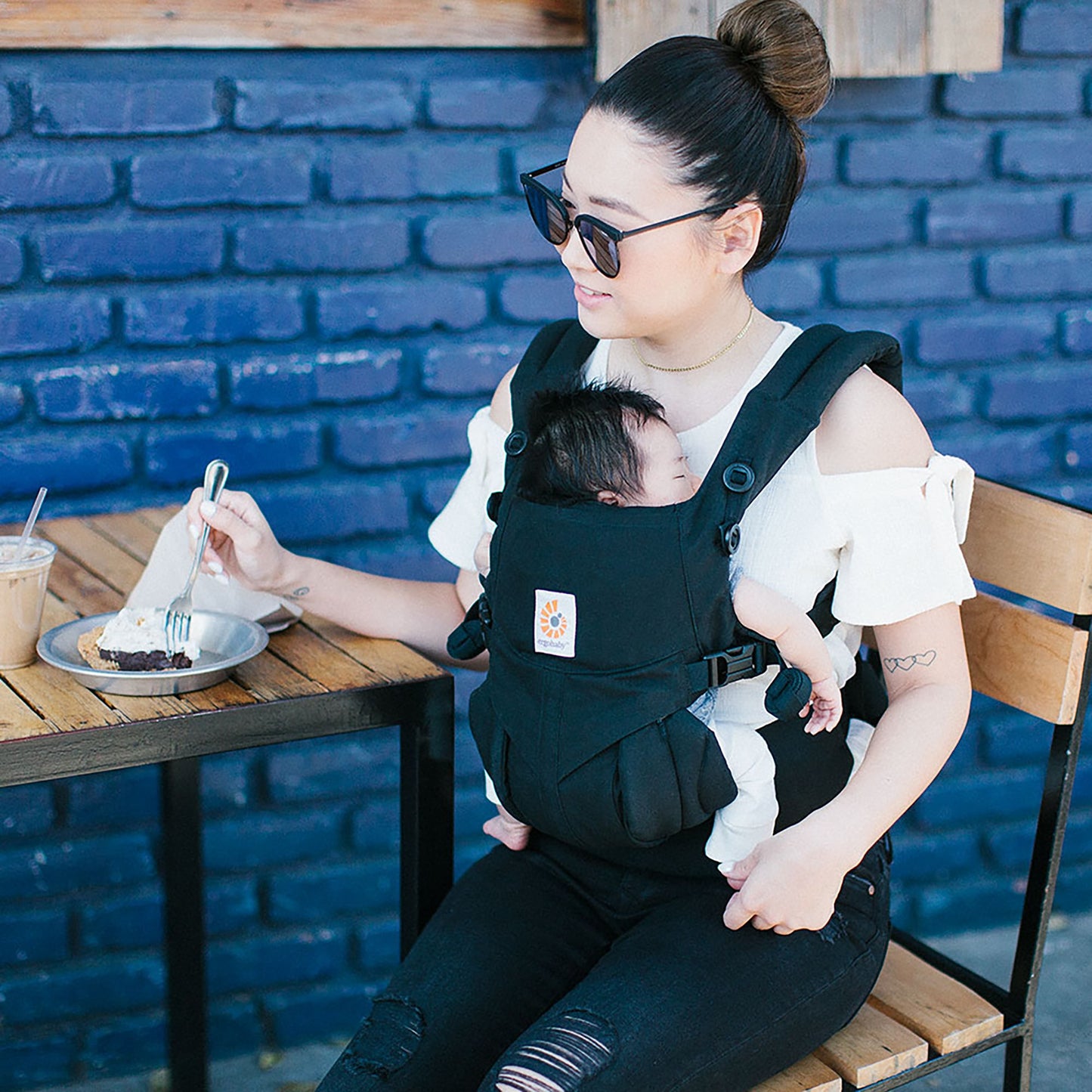 Ergobaby Babytrage, Omni 360 Cool Air Mesh mit 4 Positionen für Neugeborene bis Kleinkinder (0-4 Jahre), ergonomische Kindertrage und Rucksack, Mitternachtsblau