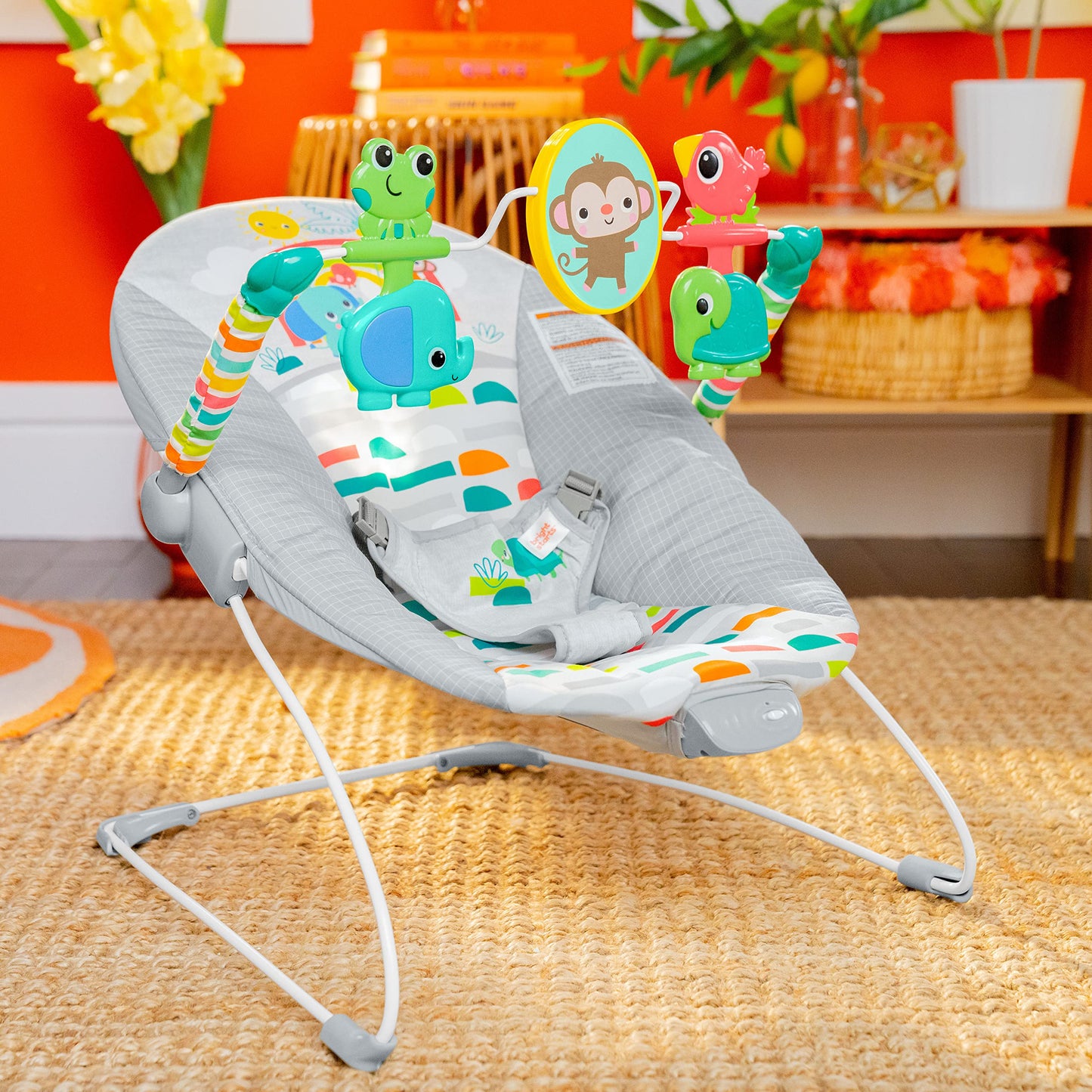Bright Starts, Babywippe Babyschaukel Safari Fun mit Beruhigenden Vibrationen, Spielbogen mit 2 Spielzeugen, 3-Punkte-Gurt Sitz, Maschinenwaschbares Sitzpolster, ab der Geburt bis 9kg