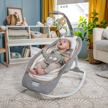 Ingenuity, Cuddle Lamb Babywippe Babyschaukel mit Schaukelfunktion und Vibrationen, Spielbogen mit 2 Plüsch Spielzeug, Musik, 4 Naturgeräuschen und Lautstärkeregler, ab Geburt bis 18 kg