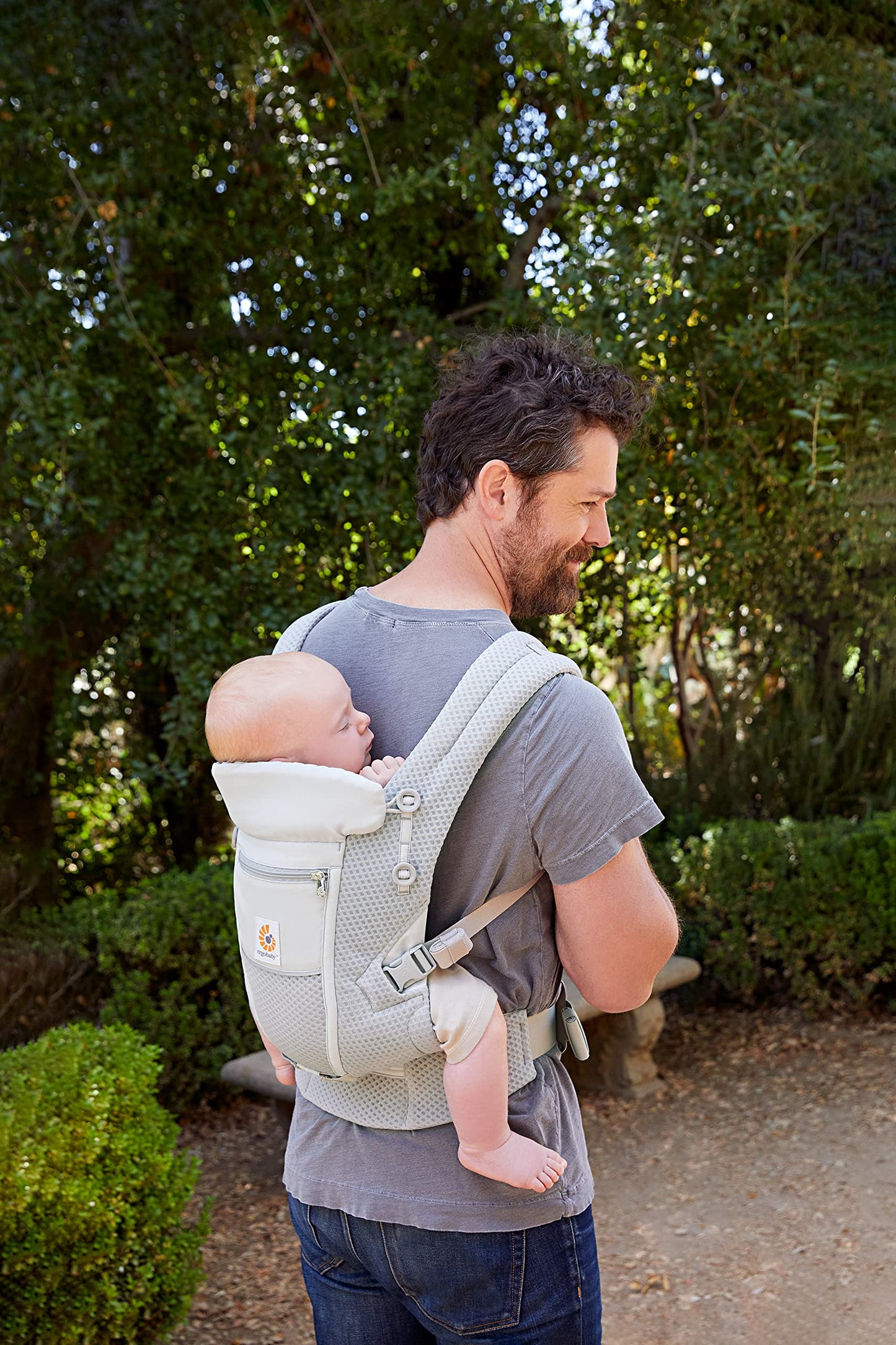 Ergobaby Adapt Babytrage für Neugeborene ab Geburt, 3-Positionen SoftFlex Mesh Ergonomische Babybauchtrage Rückentrage Baby-Tragetasche, Natural Beige, 1 Einheit