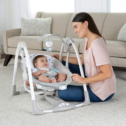 Ingenuity Hugs & Hoots zusammenklappbare & tragbare Babyschaukel, 5 Schaukelgeschwindigkeiten, 8 Melodien, 3 Naturgeräusche, Lautstärkeregulierung und Spielzeugbügel, ab der Geburt bis 9kg