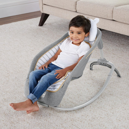 Ingenuity, Cuddle Lamb Babywippe Babyschaukel mit Schaukelfunktion und Vibrationen, Spielbogen mit 2 Plüsch Spielzeug, Musik, 4 Naturgeräuschen und Lautstärkeregler, ab Geburt bis 18 kg