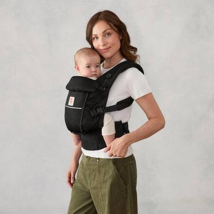 Ergobaby Adapt Babytrage für Neugeborene ab Geburt, 3-Positionen SoftFlex Mesh Ergonomische Babybauchtrage Rückentrage Baby-Tragetasche, Natural Beige, 1 Einheit