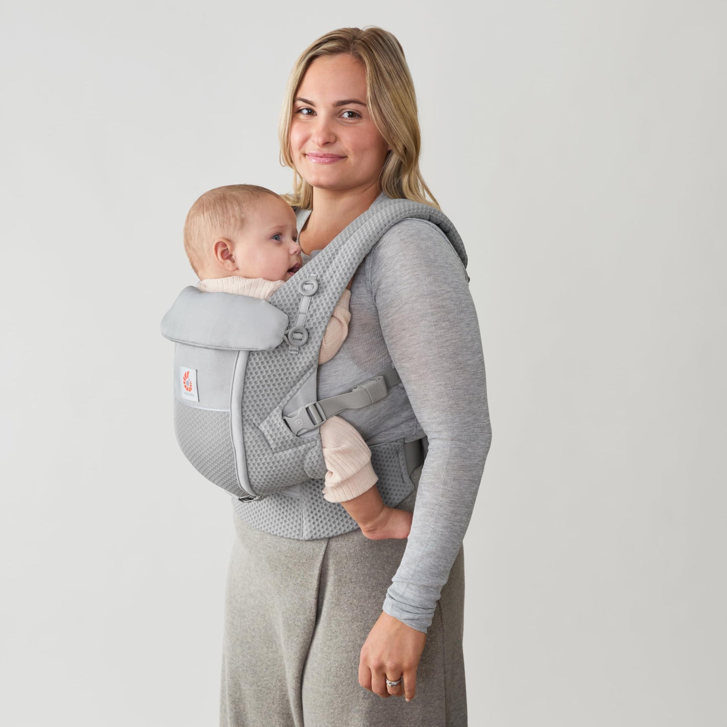 Ergobaby Adapt Babytrage für Neugeborene ab Geburt, 3-Positionen SoftFlex Mesh Ergonomische Babybauchtrage Rückentrage Baby-Tragetasche, Natural Beige, 1 Einheit