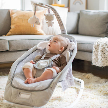 Ingenuity, Cuddle Lamb Babywippe Babyschaukel mit Schaukelfunktion und Vibrationen, Spielbogen mit 2 Plüsch Spielzeug, Musik, 4 Naturgeräuschen und Lautstärkeregler, ab Geburt bis 18 kg