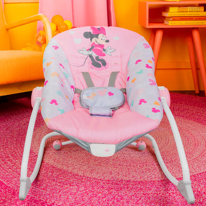 Bright Starts, Disney Baby Minnie Mouse Forever Besties, Wippe für Babies und Kleinkinder, mit beruhigenden Vibrationen, abnehmbarem Spielzeugbogen und 2 Spielzeugen, rose, 12209