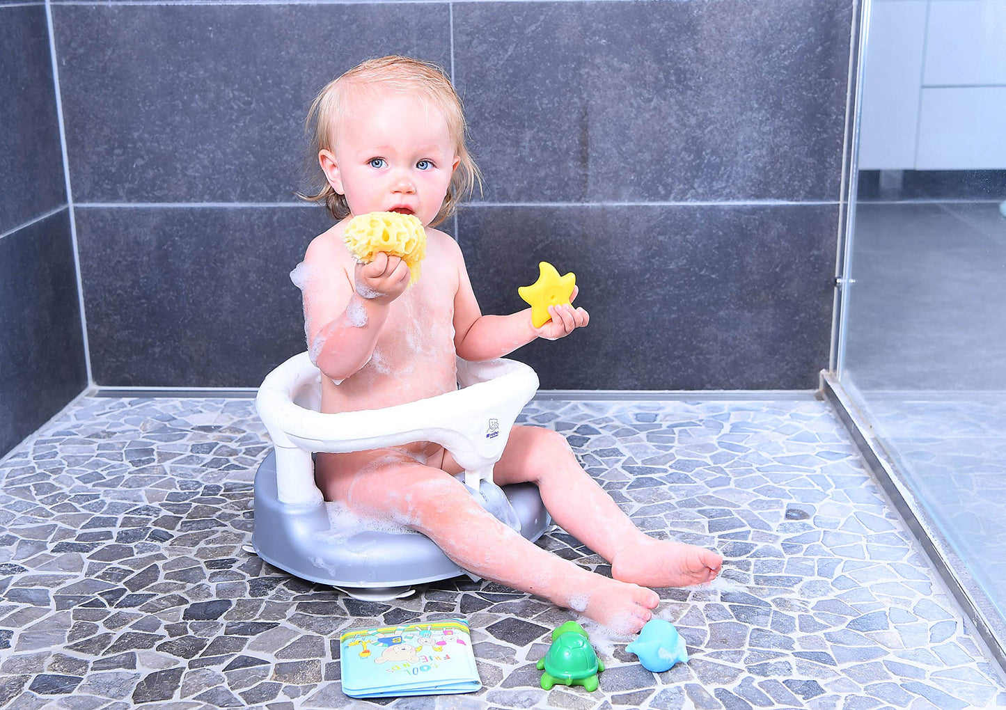 Rotho Babydesign Badewannensitz 3-farbig mit grauem Boden - Rutschfeste und hoher Sitzkomfort mit Kindersicherung - Sitzhilfe - Badesitz