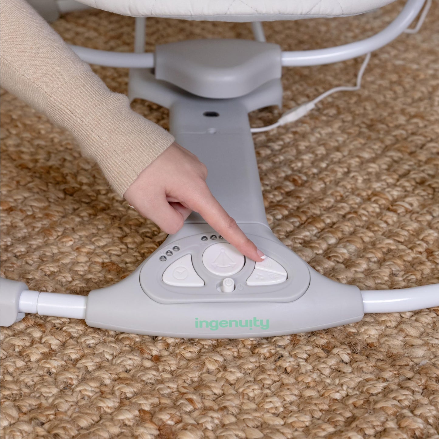 Ingenuity Hugs & Hoots zusammenklappbare & tragbare Babyschaukel, 5 Schaukelgeschwindigkeiten, 8 Melodien, 3 Naturgeräusche, Lautstärkeregulierung und Spielzeugbügel, ab der Geburt bis 9kg