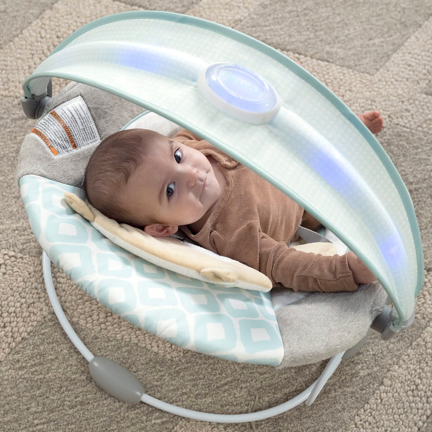 Ingenuity, InLighten Babywippe Babyschaukel mit Lichtern, Nate Bunny, Spielzeugleiste, Vibrationen, Geräuschen, Tummy Time Kissenmatte, bis zu 20 lbs, Neugeborenes+