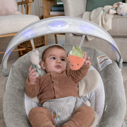 Ingenuity, InLighten Babywippe Babyschaukel mit Lichtern, Nate Bunny, Spielzeugleiste, Vibrationen, Geräuschen, Tummy Time Kissenmatte, bis zu 20 lbs, Neugeborenes+