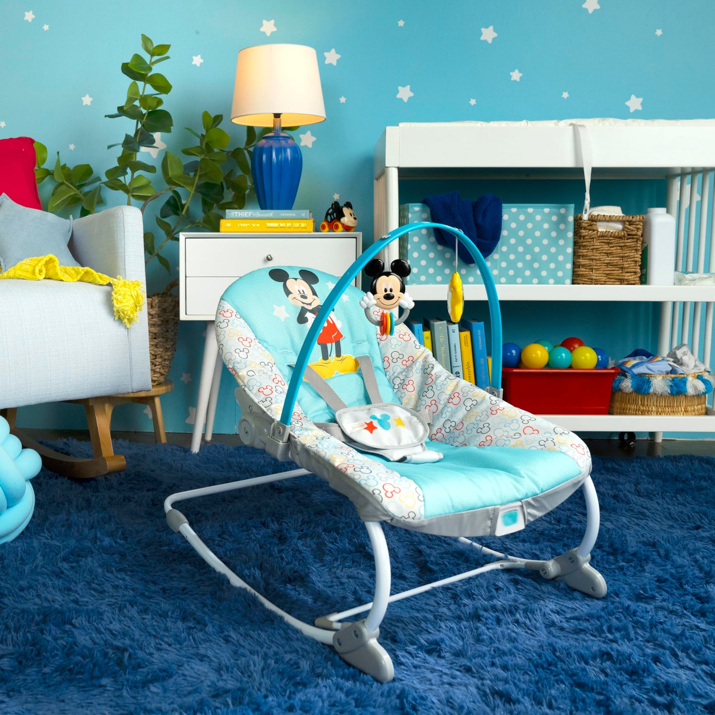 Bright Starts, Disney Baby Minnie Mouse Forever Besties, Wippe für Babies und Kleinkinder, mit beruhigenden Vibrationen, abnehmbarem Spielzeugbogen und 2 Spielzeugen, rose, 12209