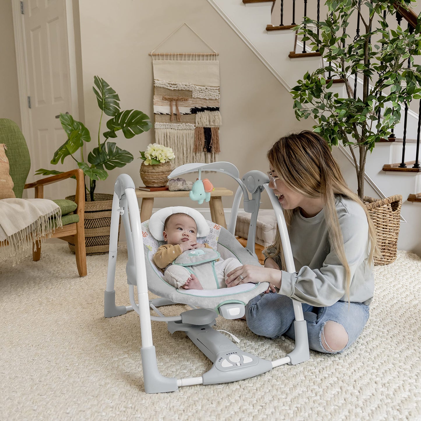 Ingenuity Hugs & Hoots zusammenklappbare & tragbare Babyschaukel, 5 Schaukelgeschwindigkeiten, 8 Melodien, 3 Naturgeräusche, Lautstärkeregulierung und Spielzeugbügel, ab der Geburt bis 9kg