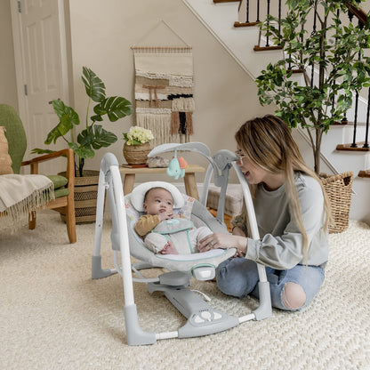 Ingenuity Hugs & Hoots zusammenklappbare & tragbare Babyschaukel, 5 Schaukelgeschwindigkeiten, 8 Melodien, 3 Naturgeräusche, Lautstärkeregulierung und Spielzeugbügel, ab der Geburt bis 9kg