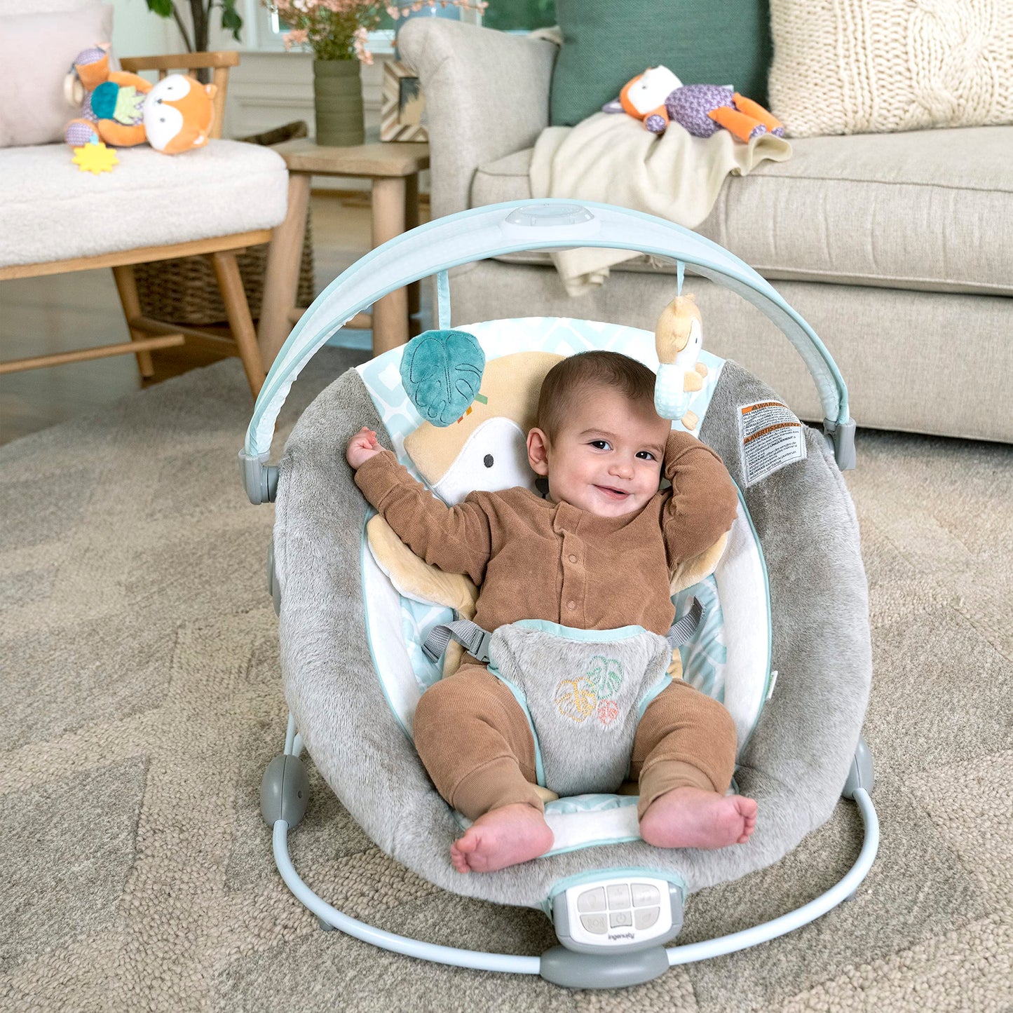 Ingenuity, InLighten Babywippe Babyschaukel mit Lichtern, Nate Bunny, Spielzeugleiste, Vibrationen, Geräuschen, Tummy Time Kissenmatte, bis zu 20 lbs, Neugeborenes+