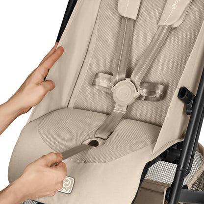 Cybex Gold Kinderwagen Beezy mit One-Pull Harness, Ab Geburt bis ca. 4 Jahre (max. 22 kg), Kompakt und ergonomisch, Magic Black (Schwarz mit schwarzem Rahmen)