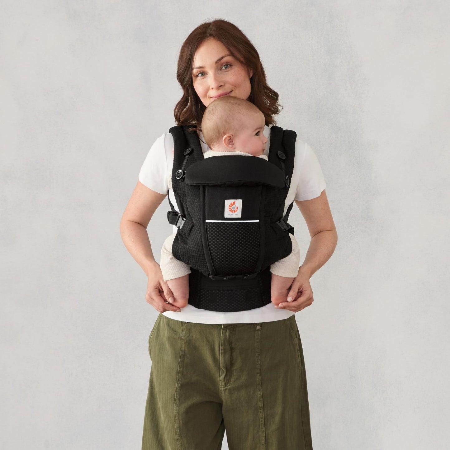 Ergobaby Adapt Babytrage für Neugeborene ab Geburt, 3-Positionen SoftFlex Mesh Ergonomische Babybauchtrage Rückentrage Baby-Tragetasche, Natural Beige, 1 Einheit