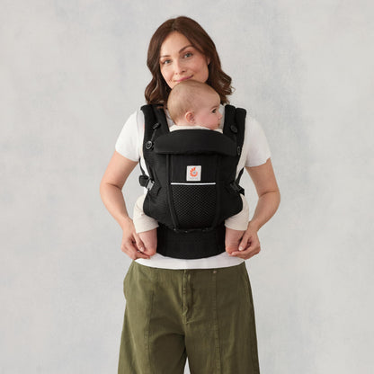 Ergobaby Adapt Babytrage für Neugeborene ab Geburt, 3-Positionen SoftFlex Mesh Ergonomische Babybauchtrage Rückentrage Baby-Tragetasche, Natural Beige, 1 Einheit