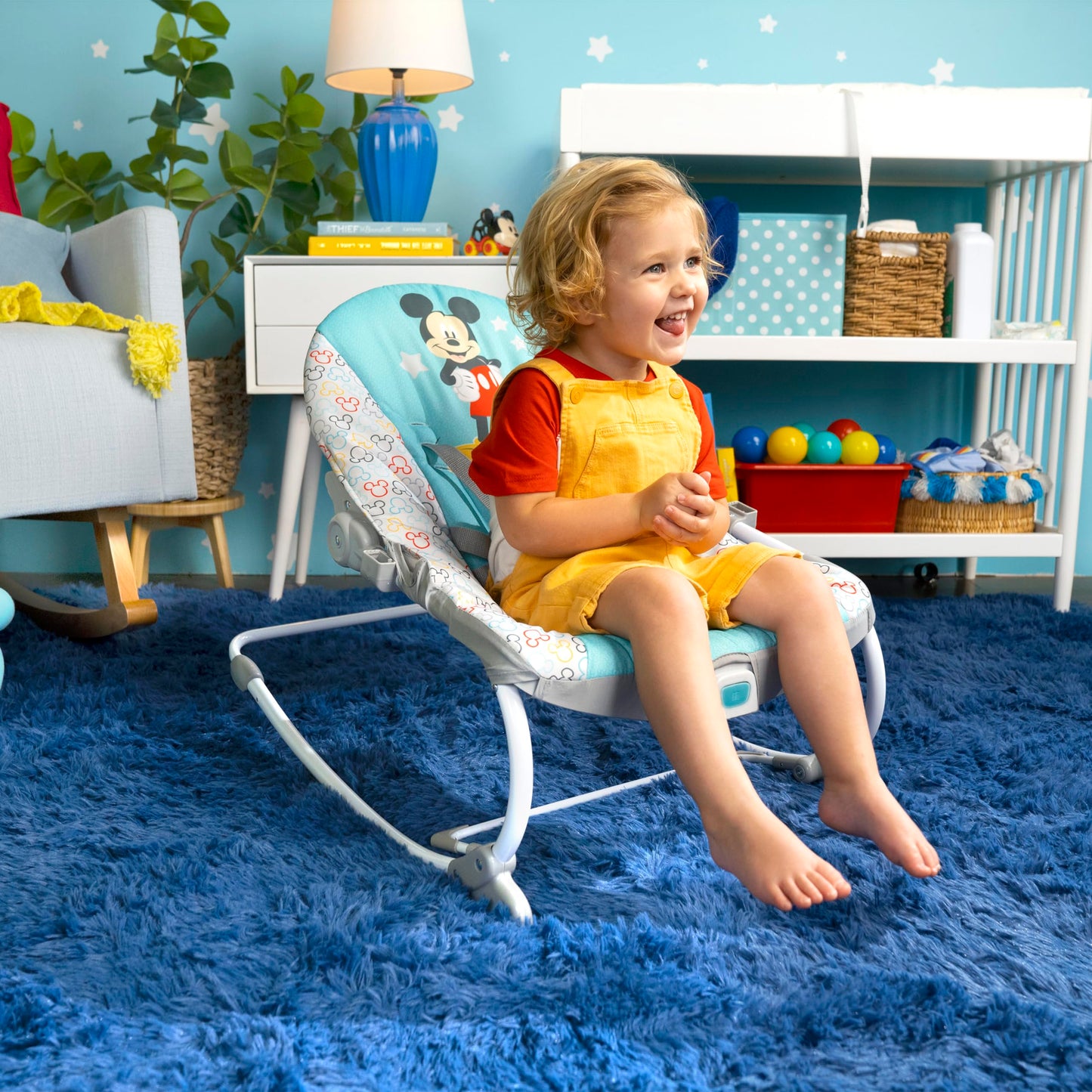 Bright Starts, Disney Baby Minnie Mouse Forever Besties, Wippe für Babies und Kleinkinder, mit beruhigenden Vibrationen, abnehmbarem Spielzeugbogen und 2 Spielzeugen, rose, 12209